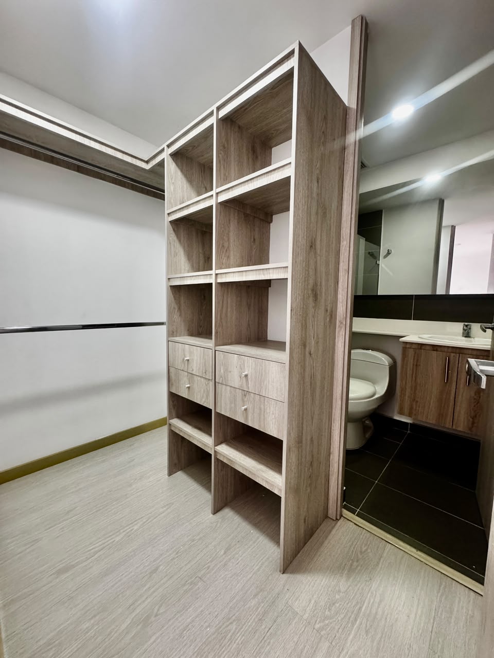 Cra. 25 #41b Sur-37 local 201, Zona 6, Envigado, A Cra. 25 #41b Sur-37 local 201, Zona 6, Envigado, A, Las Antillas, 3 Habitaciones Habitaciones, ,2 BathroomsBathrooms,Apartamento,En Arriendo,Aluna apartamentos,Cra. 25 #41b Sur-37 local 201, Zona 6, Envigado, A,7,891718
