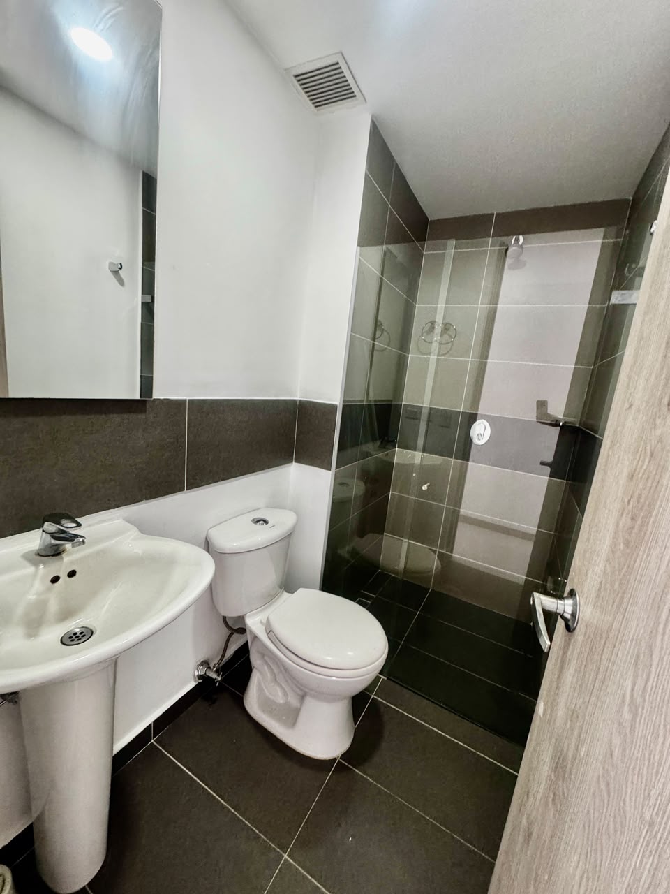 Cra. 25 #41b Sur-37 local 201, Zona 6, Envigado, A Cra. 25 #41b Sur-37 local 201, Zona 6, Envigado, A, Las Antillas, 3 Habitaciones Habitaciones, ,2 BathroomsBathrooms,Apartamento,En Arriendo,Aluna apartamentos,Cra. 25 #41b Sur-37 local 201, Zona 6, Envigado, A,7,891718